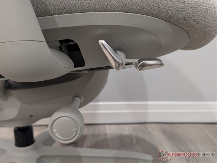 Neigungsverstellung, Sitzhöhenverstellung und Vertellung der Spannung der Rückenlehne