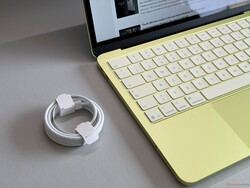 In Europa erhält man nur ein USB-Kabel in der Verpackung.