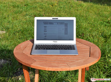 das Tuxedo InfinityBook Pro 13 2017 bei Sonnenschein