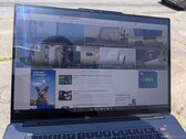 Das besonders helle Display des Lenovo Pro 9 16 Aura lässt sich im Freien besser nutzen