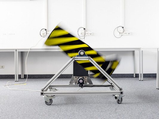 Bild: Stiftung Warentest - Die brutale und von den Smartphone-Herstellern gefürchtete Falltrommel trennt die Spreu vom Weizen.