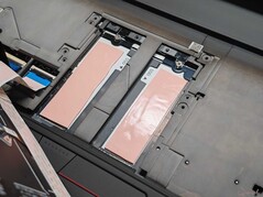 Zwei zusätzliche SSD-Steckplätze unterhalb der Tastatur