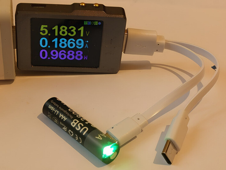 Laden mit 0,99 Watt. Bei einer solchen Ladeleistung würde ein 13.800-mAh-Akku mit 1,5 Volt etwa 20 Stunden für eine vollständige Ladung benötigen. 