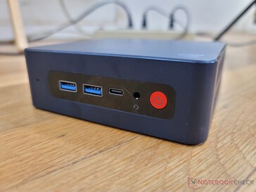 Vorne: 2x USB-A 3.0, USB-C mit DisplayPort, 3,5 mm Audioklinke, Power-Button