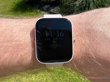 Amazfit Bip 3 Pro in der Sonne...