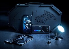 Die Asus ROG Phone 6 Batman Edition wird mit einem Batsignal-Projektor ausgeliefert. (Bild: Asus)