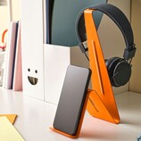 IKEAs neuer orangefarbener MÖJLIGHET Headset- und Tablet-Halter