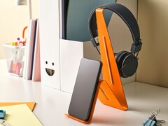 IKEAs neuer orangefarbener MÖJLIGHET Headset- und Tablet-Halter