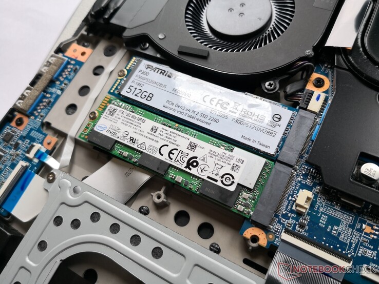 Die Patriot P300 befindet sich neben unserer primären Intel 660p in unserem Gaming-Laptop-Testgerät