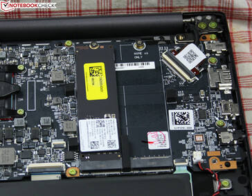 Hier ist Platz für eine zweite M.2-SSD, der RAM ist aber onboard und kann nicht erweitert werden.