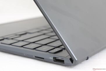 Vertrautes glänzendes Design des Außendeckels aus gebürstetem Metall erinnert an andere ZenBook-Laptops