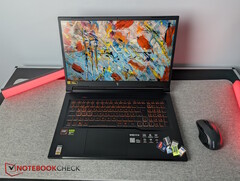 Das Acer Nitro V 17 mit SD Karten auf der Handballenauflage