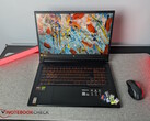 Das Acer Nitro V 17 mit SD Karten auf der Handballenauflage