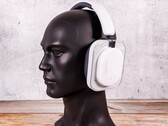 Das Nothing Headphone (a) sieht fast wie das Headphone (1) aus, nutzt aber mehr Kunststoff statt Aluminium.