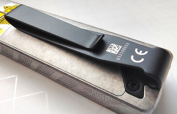 Die Olight ArkPro Stars & Stripes wird mit einem robusten Metallclip geliefert
