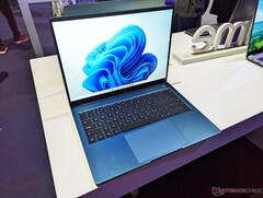 Das Realme Book Prime ist wahlweise in Blau, in Grün oder in Silber erhältlich. (Bild: Daniel Schmidt / Notebookcheck)