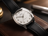 Die Timex Marlin Tonneau TW2Y84300IK hat ein weißes Zifferblatt