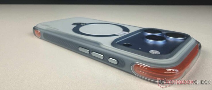 Die Ostand Q3 Air Pro schützt auch die Kamera und das Display beim Ablegen auf einem Tisch.