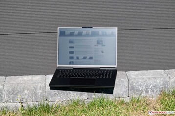 Schenker XMG Neo 17 M22 bei Sonnenschein