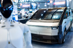 Xpeng zeigt auf der IFA 2026 den Elektro-SUV L03, den humanoiden KI-Roboter Iron und den Land Aircraft Carrier Aridge als fliegendes Auto.