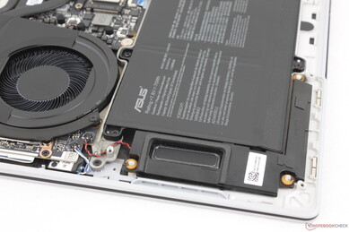 Insgesamt sechs Lautsprecher-Module (2x Hochtöner nach oben gerichtet, 4x Tieftöner)