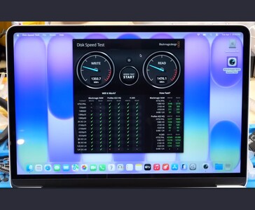 Das MacBook Neo zeigt die Ergebnisse des Blackmagic Disk Speed Tests mit ~1350 MB/s Schreib- und ~1476 MB/s Lesegeschwindigkeit auf der serienmäßigen 256 GB SSD.
