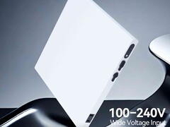 Nomad N1: Flache Powerbank mit AC-Ausgang (Bildquelle: Nomad)