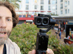 Eine Nahaufnahme der Osmo Pocket 4P mit ihren beiden Kameraobjektiven