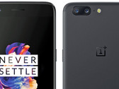Erstmals ist das OnePlus 5 in hoher Auflösung komplett von beiden Seiten zu sehen.