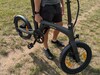 Mit einer Hand anheben geht, das Fahrrad ist recht gut ausbalanciert