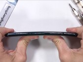 Das LG G8 ThinQ tritt zum Durability-Test bei JRE an und bewährt sich auch beim Bend-Test.