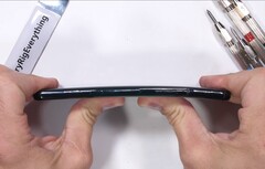 Das LG G8 ThinQ tritt zum Durability-Test bei JRE an und bewährt sich auch beim Bend-Test.