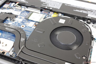 Die Kühllösung besteht aus einem 60-mm-Lüfter mit zwei Kupfer-Heatpipes. Der Lüfter ist größer als bei den meisten anderen Ultrabooks, wo 50 mm oder weniger üblich sind