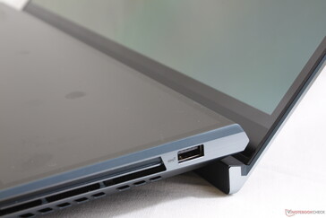 Das hintere ErgoLift Scharnier vorheriger ZenBook Laptops ist wieder mit dabei und winkelt die Basiseinheit zwecks einer besseren Ergonomie an