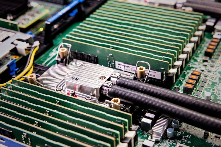 Microsofts Prototyp führt die Abwärme durch eine Flüssigkeit ab.