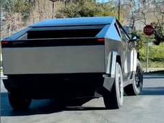 Einige Monate vor dem geplanten Start der Serienproduktion wurde der Tesla Cybertruck in der Öffentlichkeit gesichtet (Bild: Flavio Tronzano)