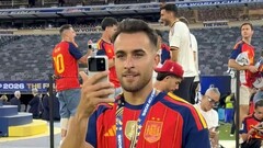 Einer der Weltmeister nutzt Honors Robot Phone im Rahmen nach der gewonnenen Fußball-WM 2026.