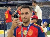 Einer der Weltmeister nutzt Honors Robot Phone im Rahmen nach der gewonnenen Fußball-WM 2026.