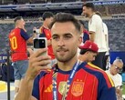 Einer der Weltmeister nutzt Honors Robot Phone im Rahmen nach der gewonnenen Fußball-WM 2026.