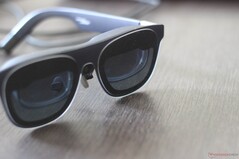 Hier zu sehen: Die Displayeinheit ist kleiner als die eigentliche Brille