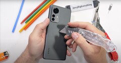Das Xiaomi 12 Pro hat im Durability-Test von Zack Nelson eine gute Figur abgegeben (Bild: JerryRigEverything)