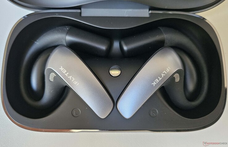 Die KI-Kopfhörer werden wie viele Bluetooth-Buds direkt im Transportcase geladen.