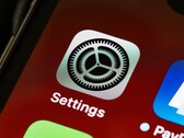 Nahaufnahme eines iPhone-Bildschirms mit dem Symbol der Einstellungen-App