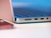 Das MacBook Pro bietet wieder einen MagSafe-Port zum Aufladen, der aber noch nicht frei von Problemen ist. (Bild: TheRegisti)