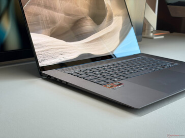 Das Zenbook S16 überzeugt mit flachem Gehäuse und toller Verarbeitung.