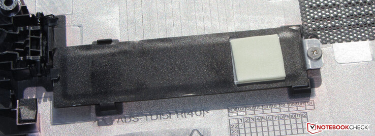 Wärmeableitblech und Thermalpad (auf der Innenseite der Unterschale) können eine Drosselung der SSD nicht verhindern.