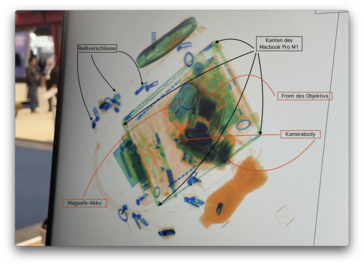 CT-Scan von unten, vorne ist der Rücken des Rucksacks.