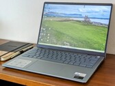Das Dell Inspiron 14 Plus 7440 ist nicht ganz so futuristisch designt wie das neue XPS 14 (Bild: Allen Ngo)