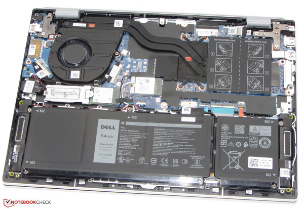 Das Dell Inspiron 14 5425 besitzt zwei RAM-Slots zum einfachen Upgrade des Arbeitsspeichers (Bild: Sascha Mölck, Notebookcheck)