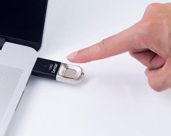 Den bei Smartphones äußerst beliebten Fingerabdruck-Sensor gibt&#039;s jetzt auch in einem USB-Stick. (Bild: Lexar)